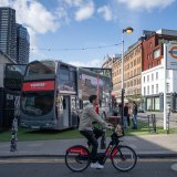 L’un des fameux bus londoniens était habillé aux couleurs de la destination.